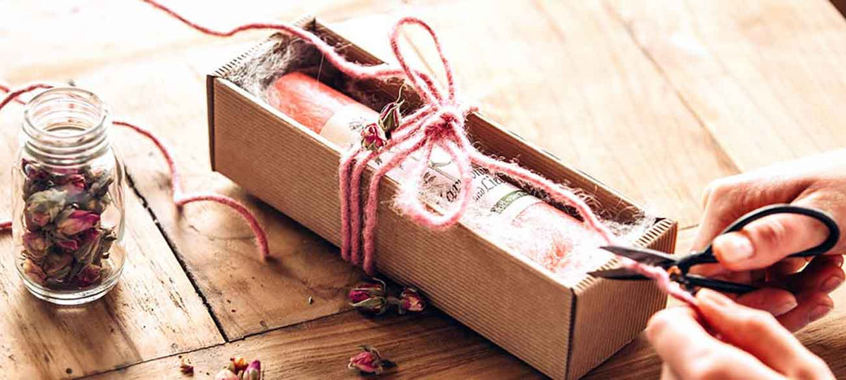 Allgäuer Heilkräuterkerze in dezent verpackt als Geschenk