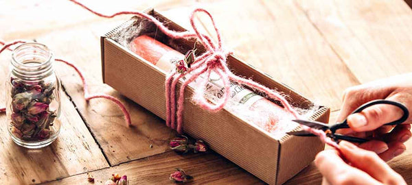 Allgäuer Heilkräuterkerze in dezent verpackt als Geschenk