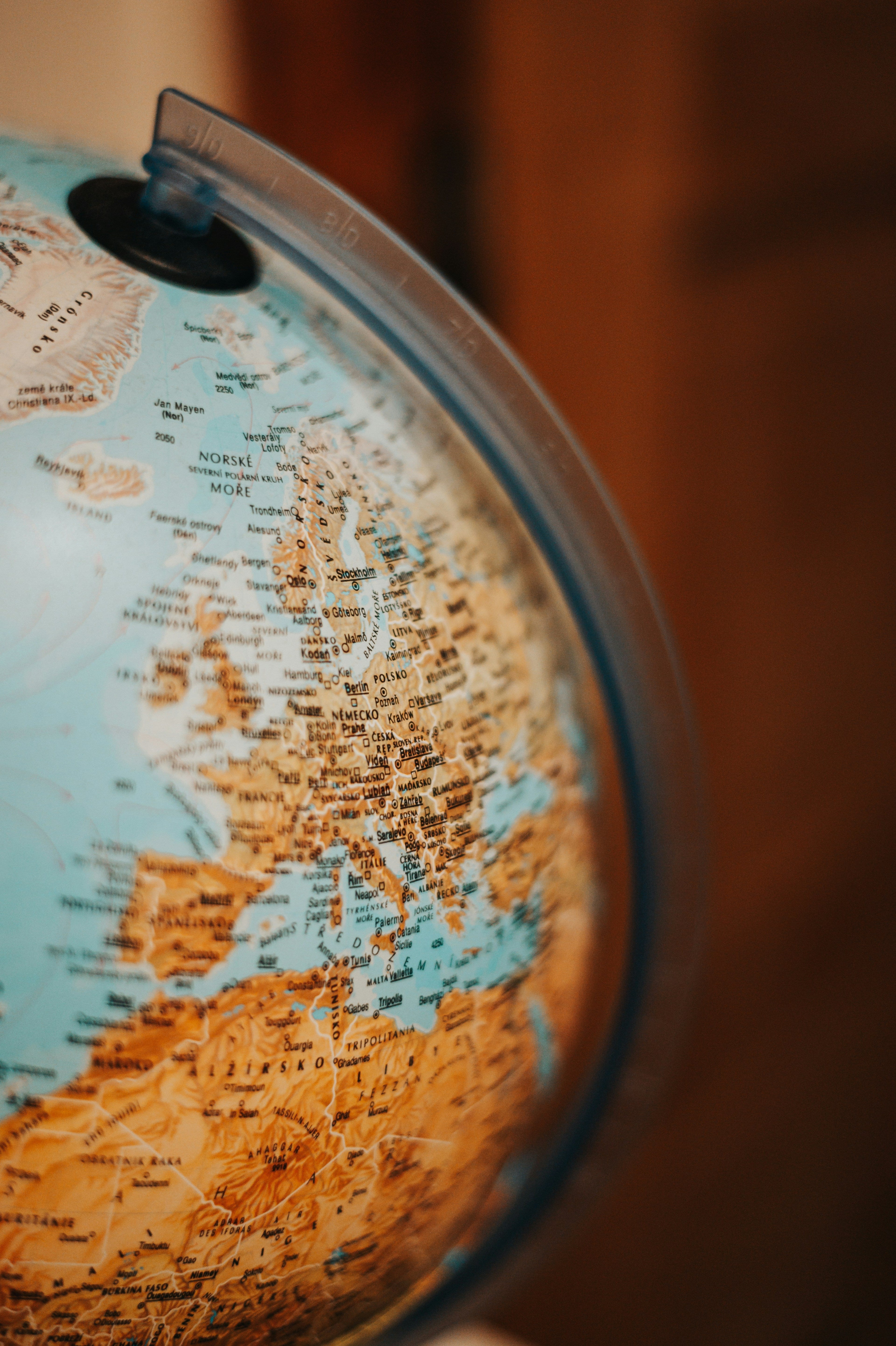 Ein Globus, der Europa und einen Teil von Afrika zeigt. Reisen Europa