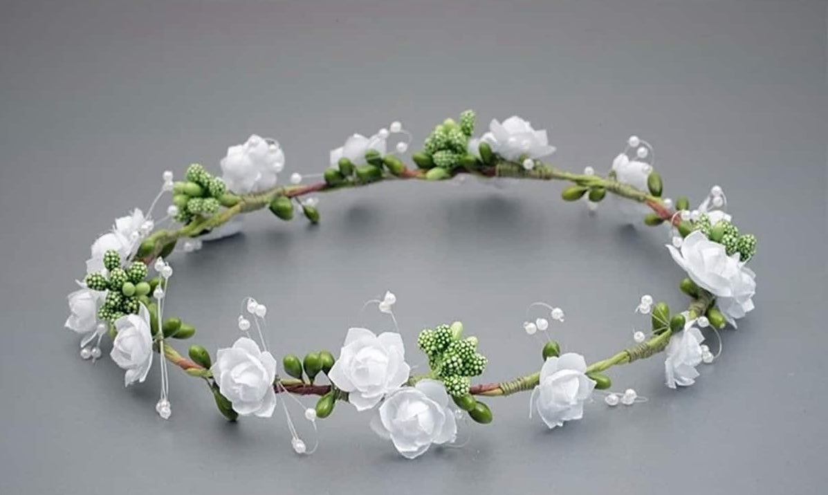 Kommunionkranz weiss - verziert mit Blumen in der Farbe weiss, grünen Blüten und Perlen
