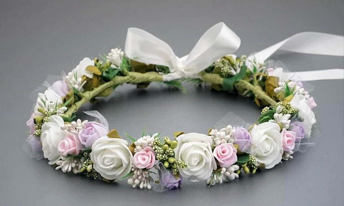 Kommunionkranz - Verziert mit Blumen in der Farbe weiss, violett und rosa, sowie weissen Perlen.