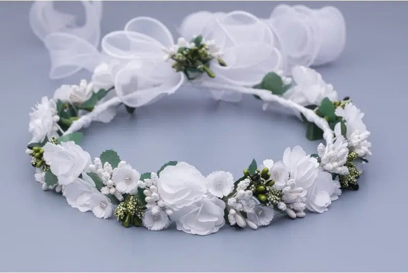 Kommunionkranz  - Verziert mit Blumen in der Farbe weiss und grünen Blüten.