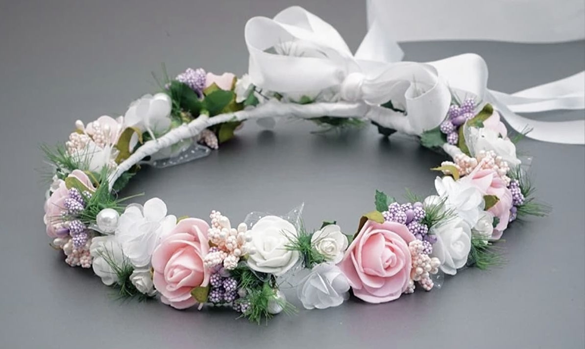 Kommunionkranz verziert mit bunten Blumen und Perlen