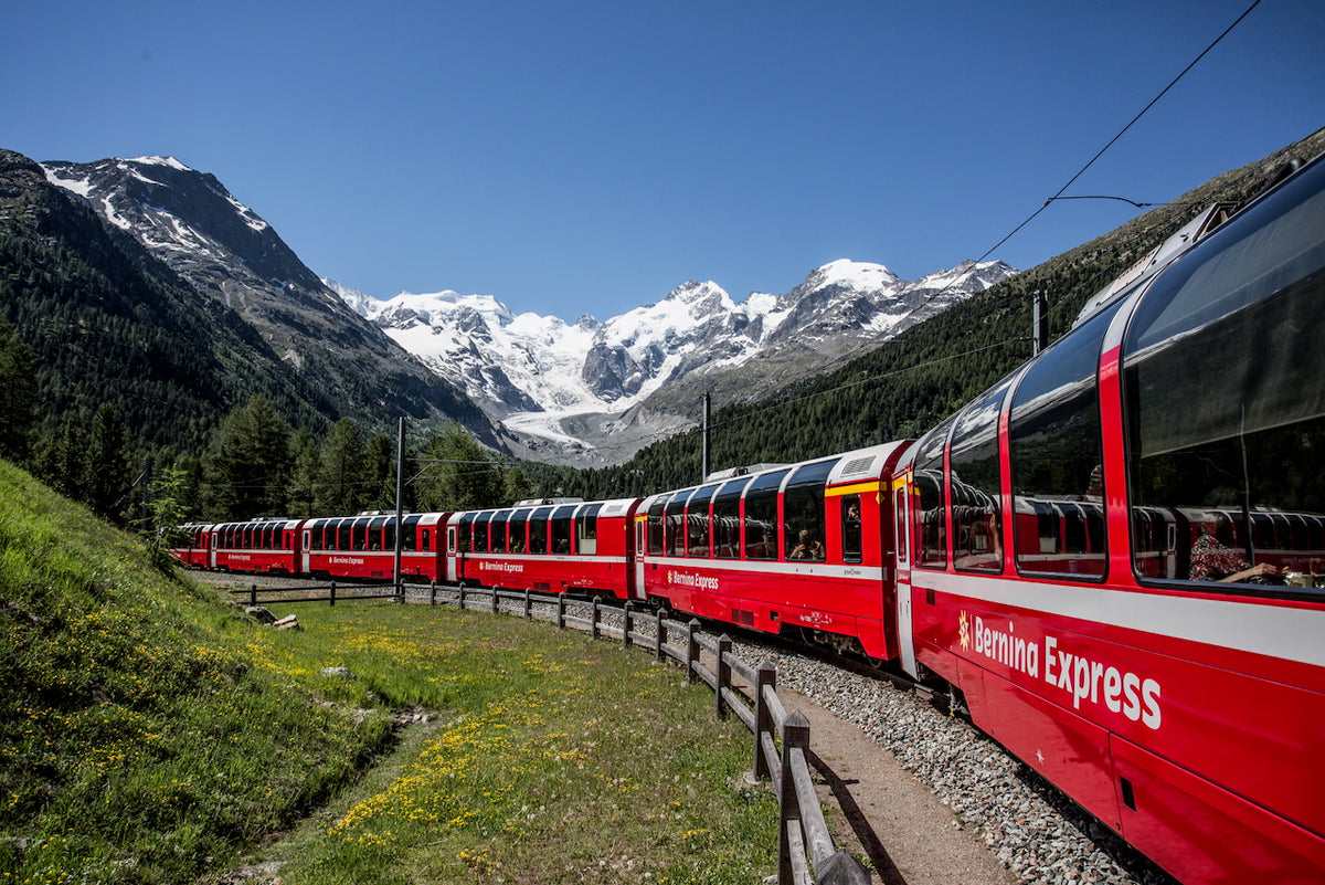 Zug der rhätischen Bahn vor dem Berninamassiv im Oberengadin.