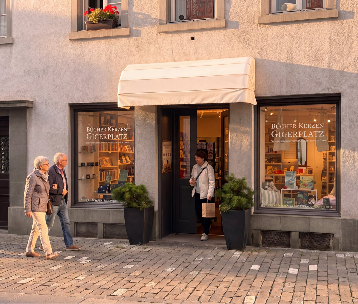 Bücher Kerzen Gigerplatz - Blick auf das Geschäft in der Altstadt von Chur.