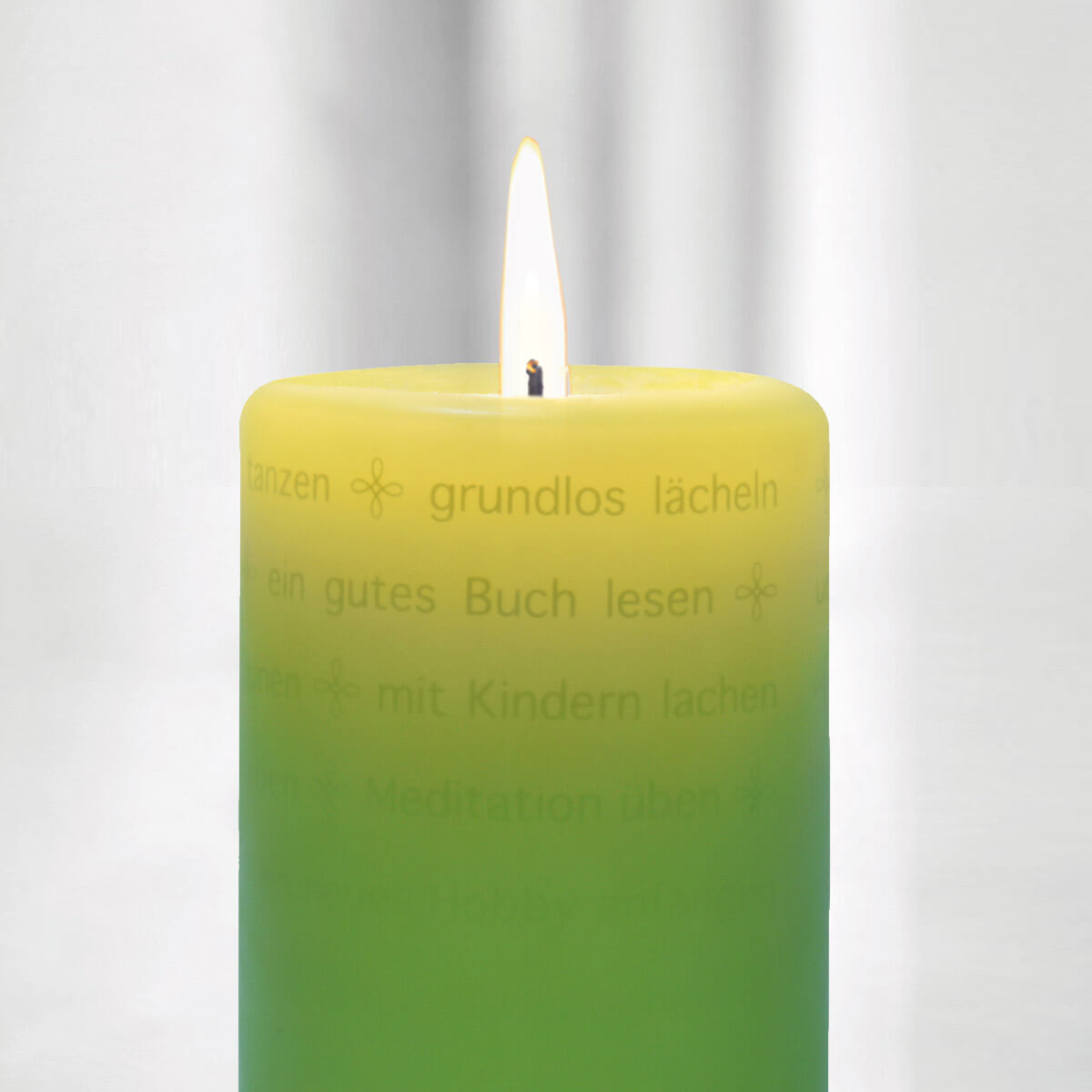 Und hier brennt sie: Die Wortlicht Kerze zum Thema "Wege zum Glück"