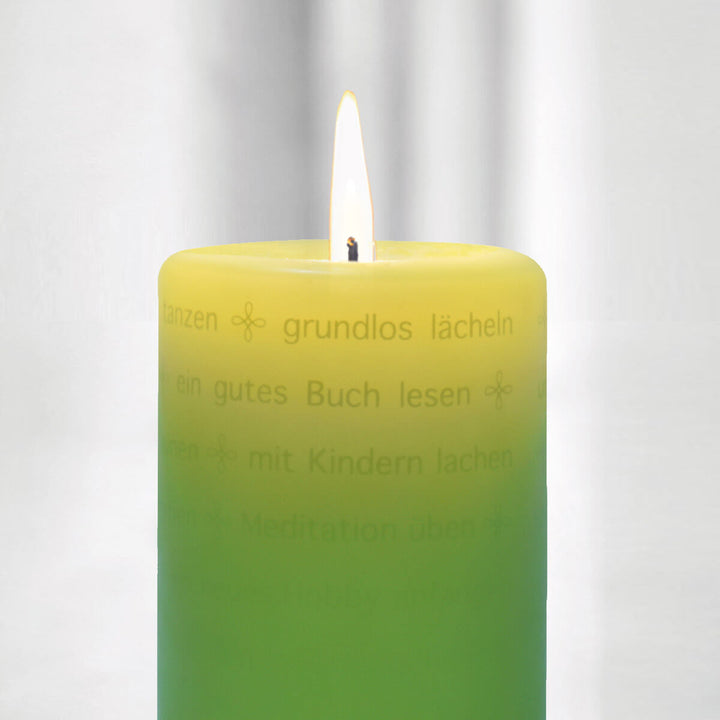 Und hier brennt sie: Die Wortlicht Kerze zum Thema "Wege zum Glück"