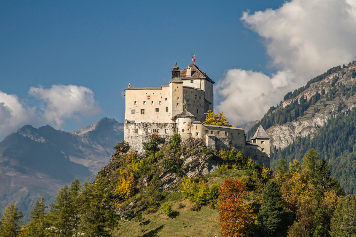 Blick auf das imposante Schloss Tarasp im Unterengadin