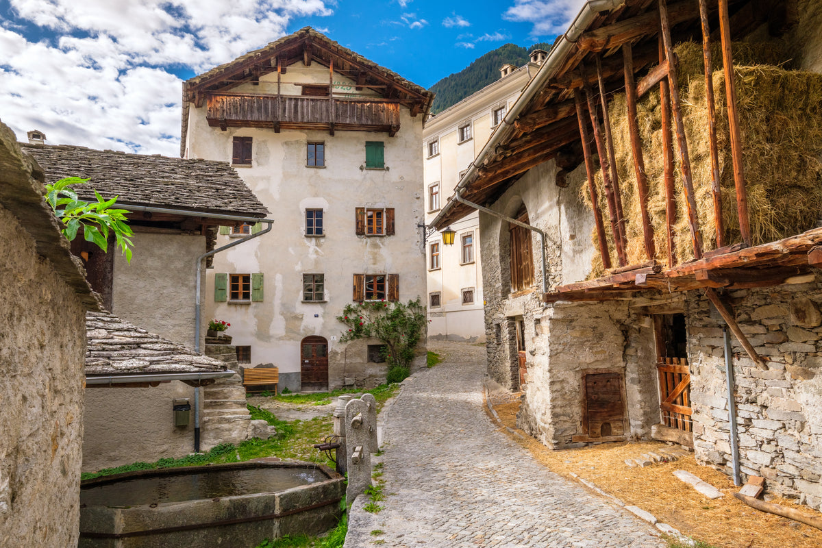 Traditionelle Dorfszene im Engadin