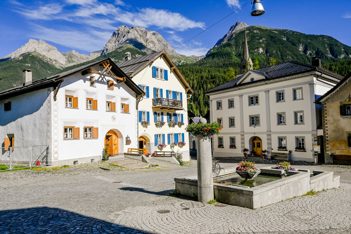 Malerischer Dorfplatz in einem Dorf im Engadin