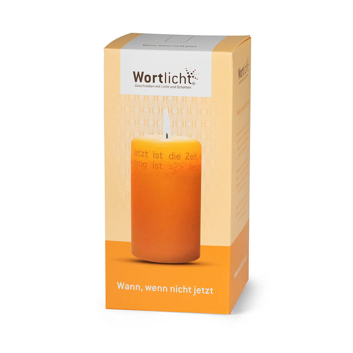 Wortlicht Kerze zum Thema "Wann, wenn nicht jetzt" im Geschenkkarton.